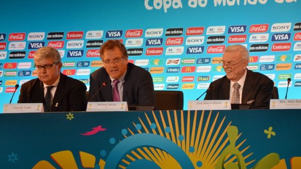 Generální tajemník FIFA Jérome Valcke (uprostřed) po setkání s brazilskými organizátory MS ve fotbale