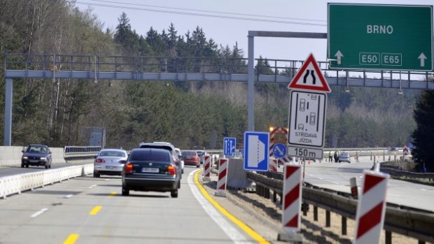 Doprava na dálnici D1 mezi Jihlavou a Větrným Jeníkovem byla 30. března svedena do jednoho pásu. Vozidla v něm jezdí ve dvou zúžených pruzích v obou směrech