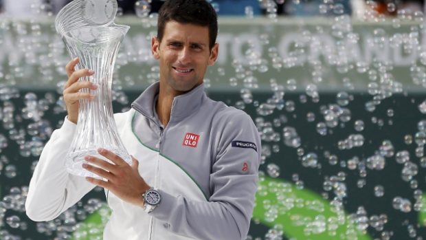 Novak Djoković pózoval na turnaji v Miami s trofejí už počtvrté