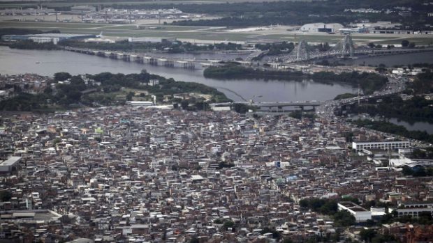 Favela Maré se rozkládá nedaleko mezinárodního letiště v Riu de Janeiro (vzadu)