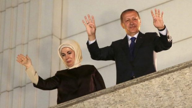 Turecký premiér Erdogan se zdraví se svými příznivci v Ankaře