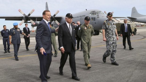 Malajsijský premiér Najib Razak (v popředí druhý zleva) navštívil australský Perth, vlevo austrlaksý premiér Tony Abbott