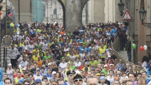 Pražský půlmaraton – na snímku běžci na Smetanově nábřeží u Novotného lávky