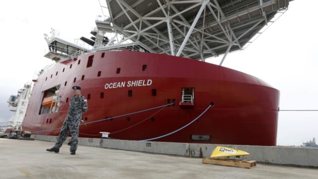 Po malajsijském letadle pátrá i australská loď Ocean Shield, vybavená detektorem schopným zachytit signály z velké hloubky