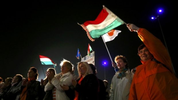 Příznivci maďarské vládnoucí strany Fidész čekají na výsledky parlamentních voleb