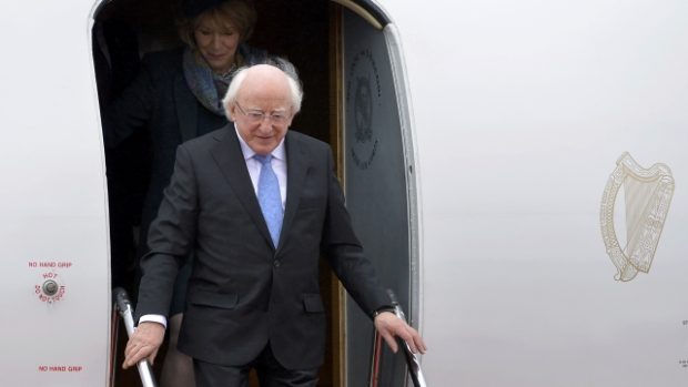 Velká Británie, Londýn. Irský prezident Michael Higgins a jeho žena Sabina vystupují z letadla na letišti Heathrow. Hiigins zahájil čtyřdenní oficiální návštěvu Velké Británie