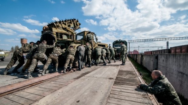 Ruští vojáci u krymského Simferopolu nakládají ukrajinskou munici, aby mohla být převezena na Ukrajinu