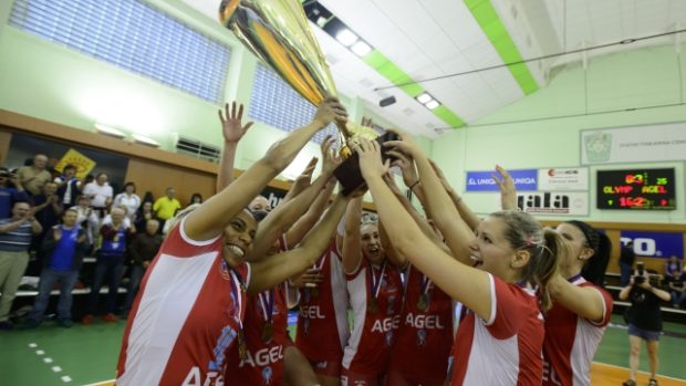 Volejbalistky Prostějova se radují z mistrovské trofeje