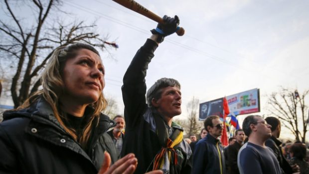 Ukrajina. Proruští demonstranti před budovou SBU v Luhansku