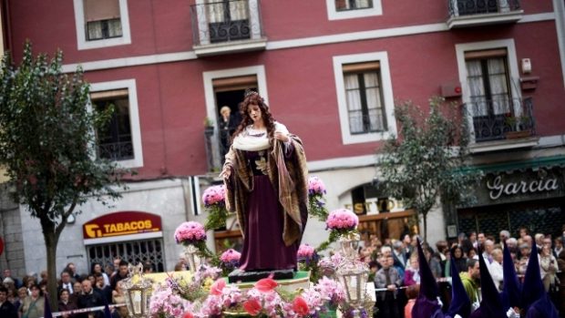 Stovky velikonočních průvodů se konají ve Španělsku během Svatého týdne