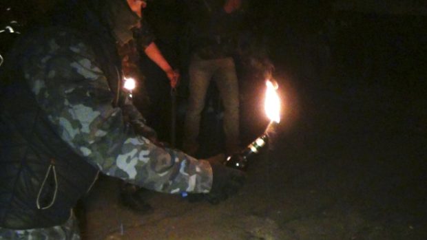 Do kasáren v ukrajinském Mariupolu přišlo asi 300 lidí s Molotovovými koktejly a dalšími bojovými prostředky