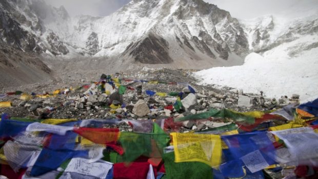 Pohled na Mount Everest (základní tábor je vidět v pozadí)