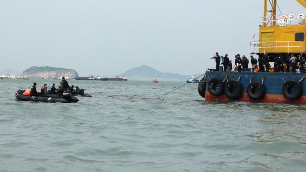 Záchranné práce na potopeném jihokorejském trajektu Sewol