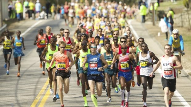 USA, Boston. Elitní běžci na trati maratonu