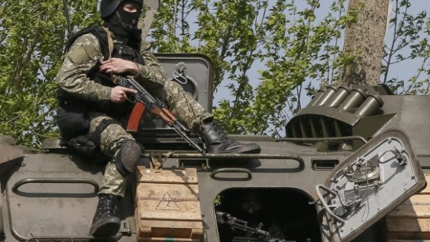 Ukrajinské bezpečnostní síly u kontrolního stanoviště u Slavjansku, které zapálili proruští separatisti