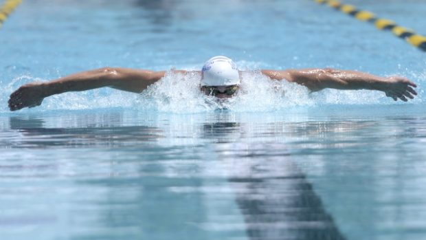 Michael Phelps při svém prvním závodě po návratu k závodění