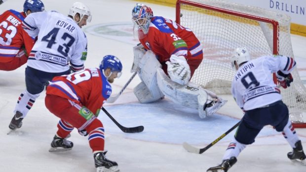 Hokejistům Lva Praha (v červeném) dělá ve finálové sérii KHL zejména první útok Magnitogorsku ve složení Mozjakin, Kovář a Zaripov
