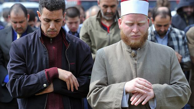 Protestní modlitba muslimů na Letné