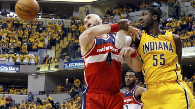 Podkošový souboj centrů: (vlevo) Polák Marcin Gortat a Roy Hibbert