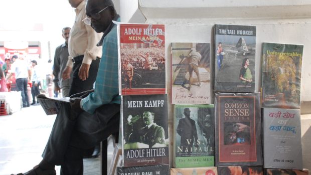 Indie, Dillí. Kniha Adolfa Hitlera Mein Kampf mezi prodávanými tituly u stánku na náměstí Cannought Place