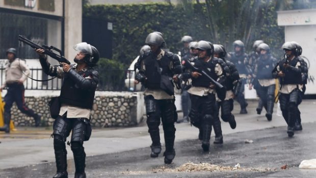 Venezuelští policisté zakročili proti protivládním demonstrantům