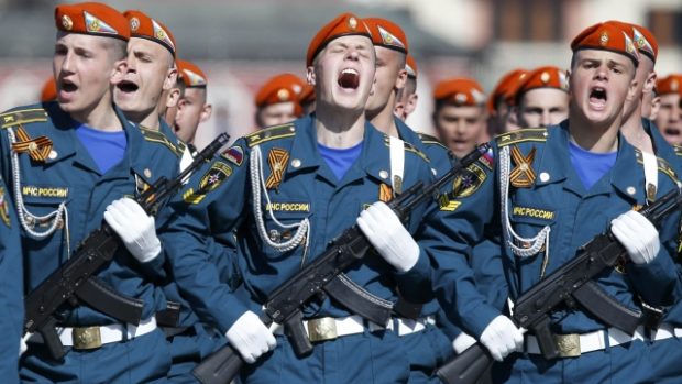 Na Rudém náměstí v Moskvě defilovaly tisíce vojáků