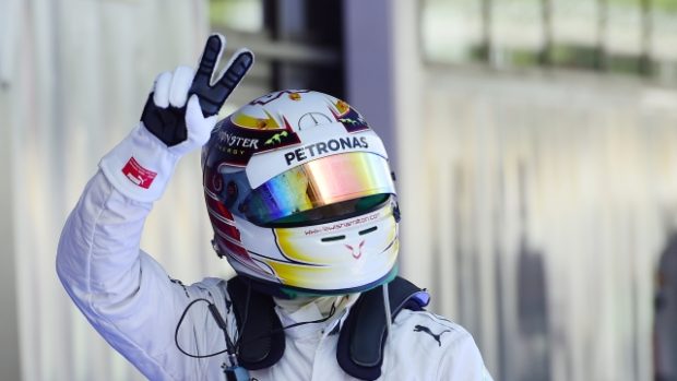 Lewis Hamilton se radoval z vítězství v kvalifikaci na Velkou cenu Španělska