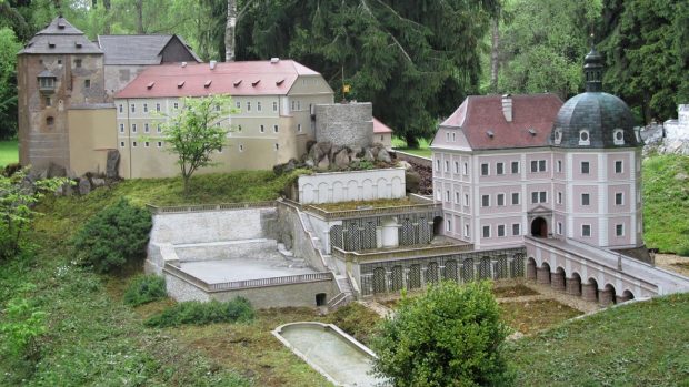 Miniaturní model hradu a zámku Bečov v zahradním muzeu Boheminium