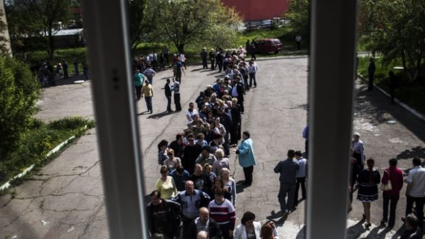 Zájem o referendum v Doněcké oblasti je velký, tvoří se fronty před volebními místnostmi