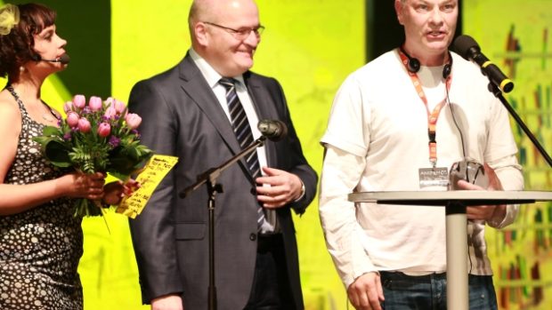 Cenu za Billa Plymptona převzal na Anifilmu z rukou ministra kultury Daniela Hermana (uprostřed) Mark Shapiro (vpravo) z amerického animačního studia LAIKA