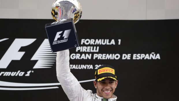 Lewis Hamilton se raduje po vítězství ve Velké ceně Španělska
