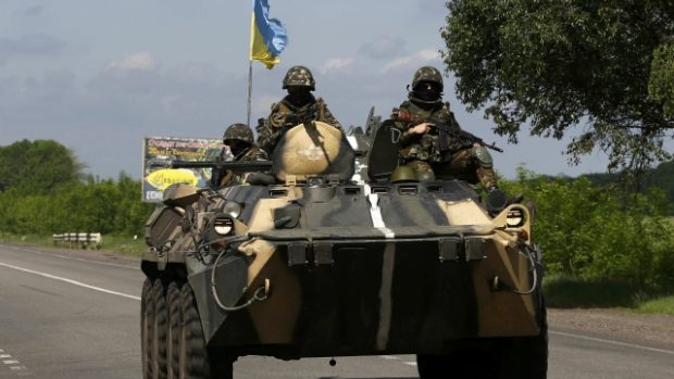 Ukrajinští vojáci hlídkující na východní Ukrajině