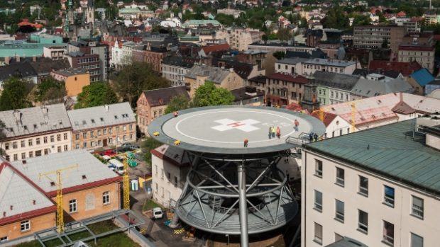V areálu Krajské nemocnice Liberec dokončují stavbu heliportu, do ostrého provozu by se měl dostat zřejmě v červenci