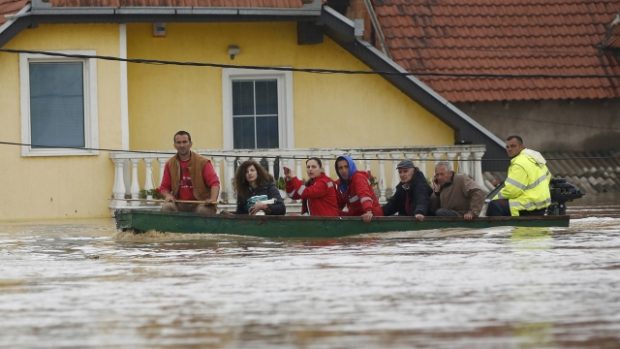 Evakuace lidí ze zaplavených domů v Obrenovci nedaleko Bělehradu
