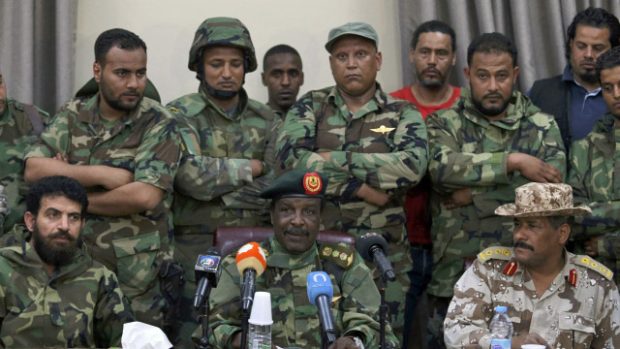 Velitel vládních libyjských sil v Bengází Vanís Búchamáda oznamuje připojení k jednotkám generála Haftara