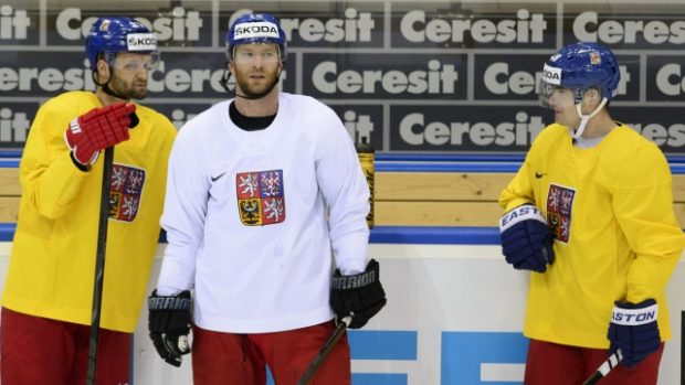 Martin Růžička (vlevo) se spoluhráči před čtvrtfinálovým utkáním mistrovství světa v ledním hokeji proti USA