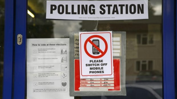 V Británii se otevřely volební místnosti