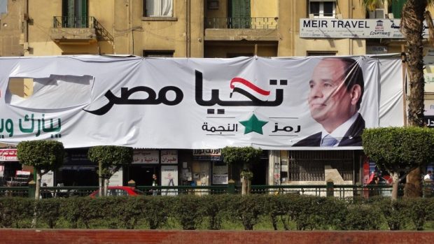 Sísího heslo &quot;Ať žije Egypt&quot; na káhirském náměstí Tahrír