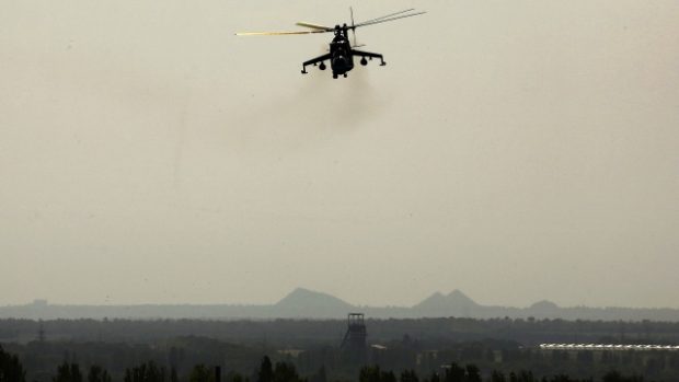 Ukrajinský vrtulník Mi-24 přelétá nad doněckým letištěm