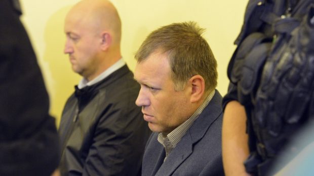 Pražský městský soud potrestal exnáměstka MPSV Vladimíra Šišku (vpravo na snímku z října 2012) 6 lety vězení za vydírání. Někdejšímu šéfovi IT oddělení Milanu Hojerovi (vlevo) uložil 5 let