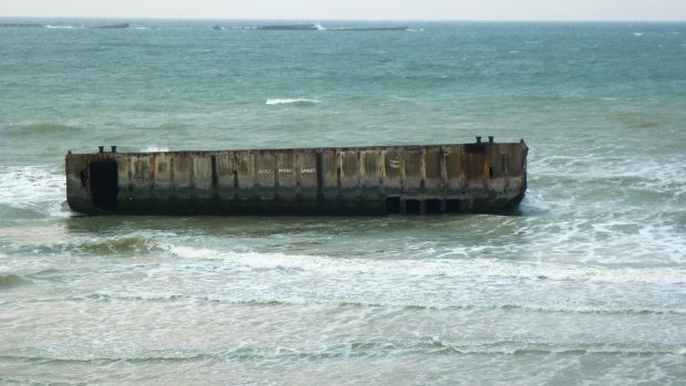 Zbytky pontonového mostu v Arromanches