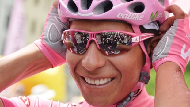 Nairo Quintana přidal k růžovému dresu i stejně barevnou helmu