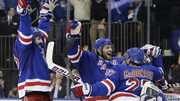 Hráči Rangers slaví postup do finále NHL. O Stanley Cup se utkají s Los Angeles, nebo Chicagem