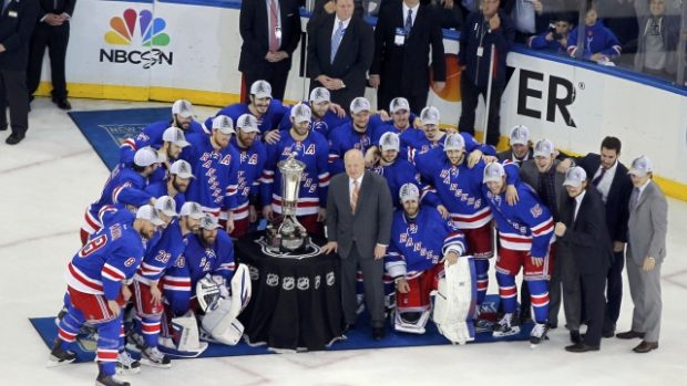New York Rangers s trofejí pro vítěze Východní konference NHL.JPG