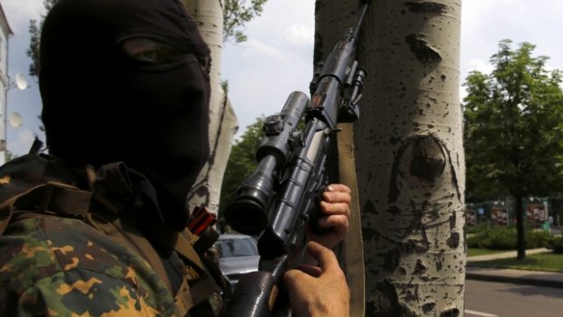 Proruský ostřelovač se ukrývá mezi stromy v Doněcku