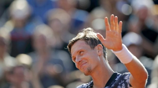 Tomáš Berdych po vítězném utkáním na Roladn Garros děkuje do hlediště divákům za podporu