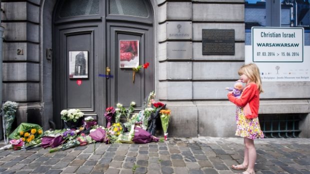 Před budovu muzea v Bruselu, kde došlo ke zločinu, pokládají lidé květiny