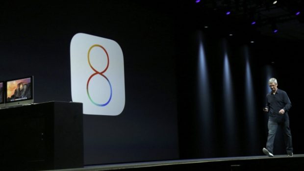 Generální ředitel firmy Apple Tim Cook na konferenci v San Franciscu představil nový operační systém iOS 8