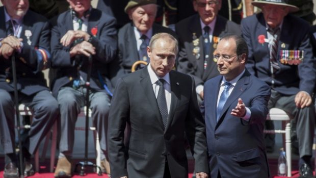 Ruský prezident Vladimir Putin (vlevo) a francouzský Francois Hollande