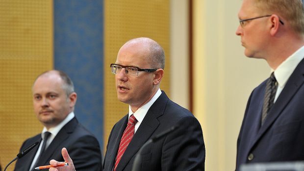 Tisková konference po jednání vlády se zástupci Asociace krajů ČR, Michal Hašek (vlevo), Bohuslav Sobotka (střed) a Pavel Bělobrádek (vpravo)
